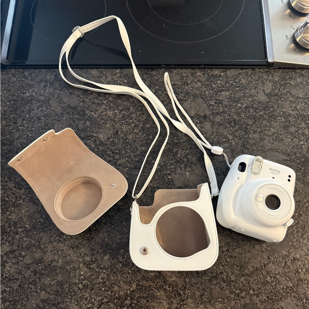 Fujifilm Instax Mini 11 Instant Camera Ice White + Minimate Custom Case